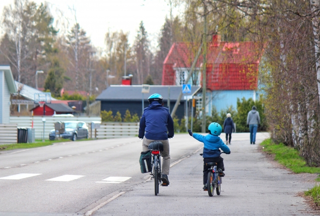 自転車に乗る親子