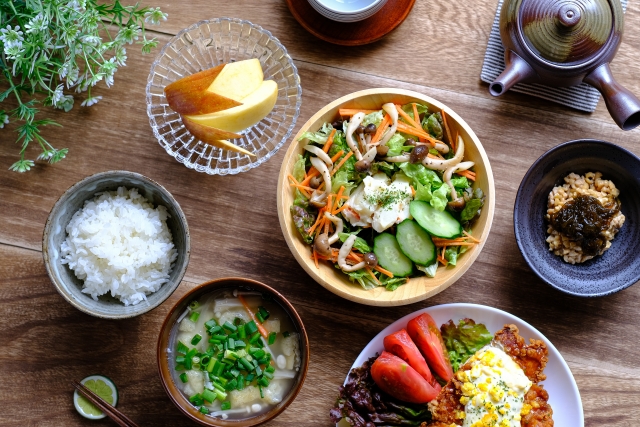 料理の並ぶ食卓