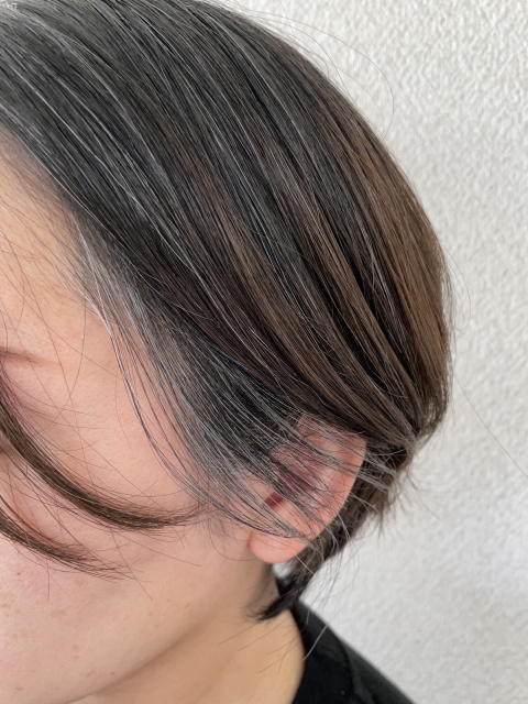 白髪を活かしたヘアスタイル