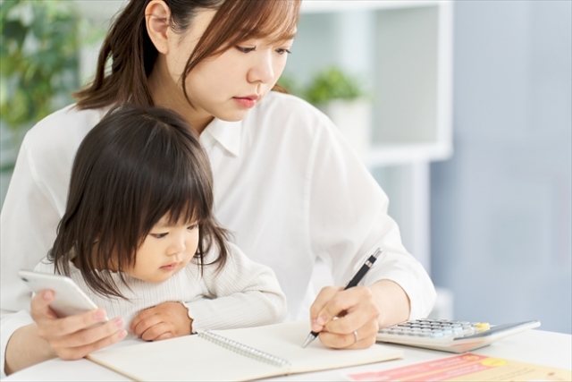 計画を立てる女性