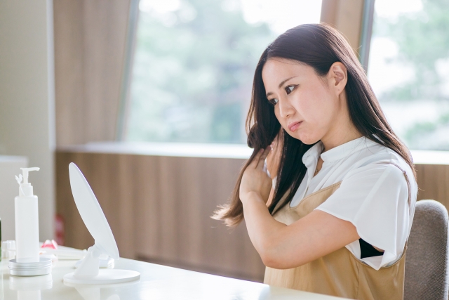 スタイリングに悩む女性