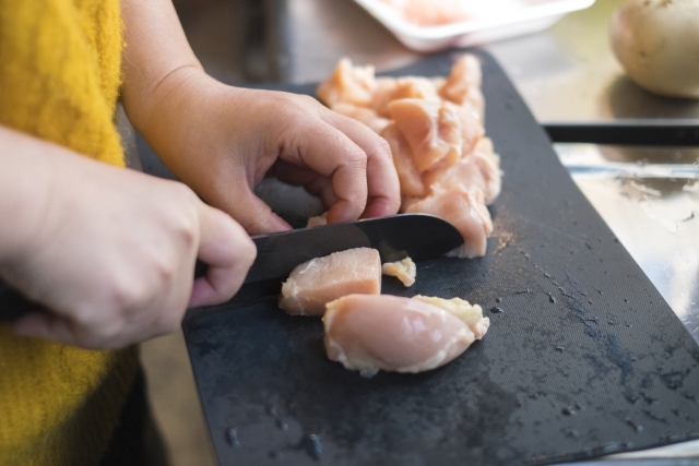 生の鶏肉を調理するイメージ