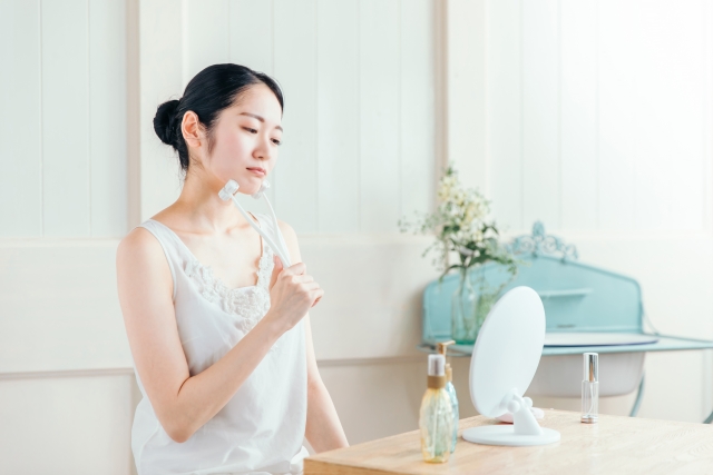 顔のむくみが気になる女性イメージ